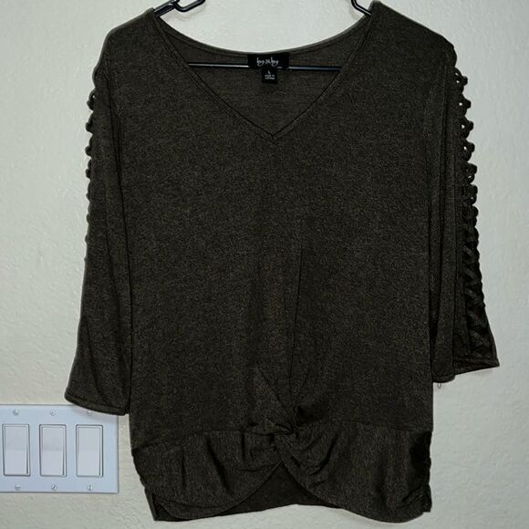 BY & BY GREEN LADIES TOP- SIZE LARGE- NWOTS - Picture 1 of 4